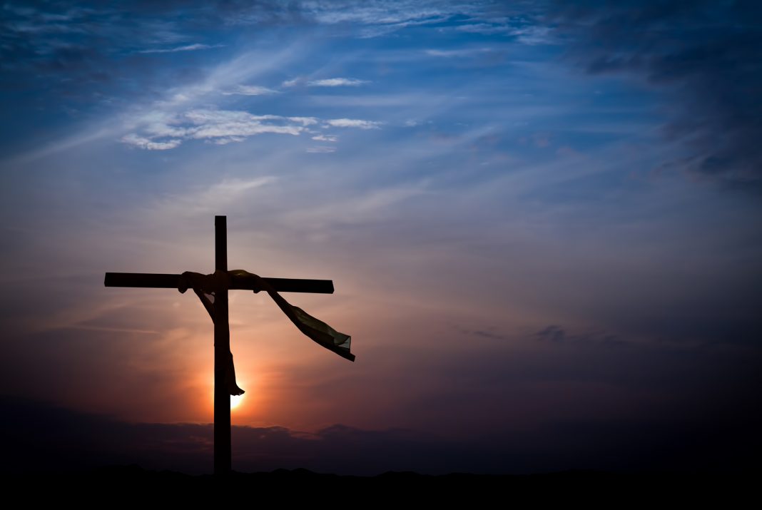 Cruz al atardecer